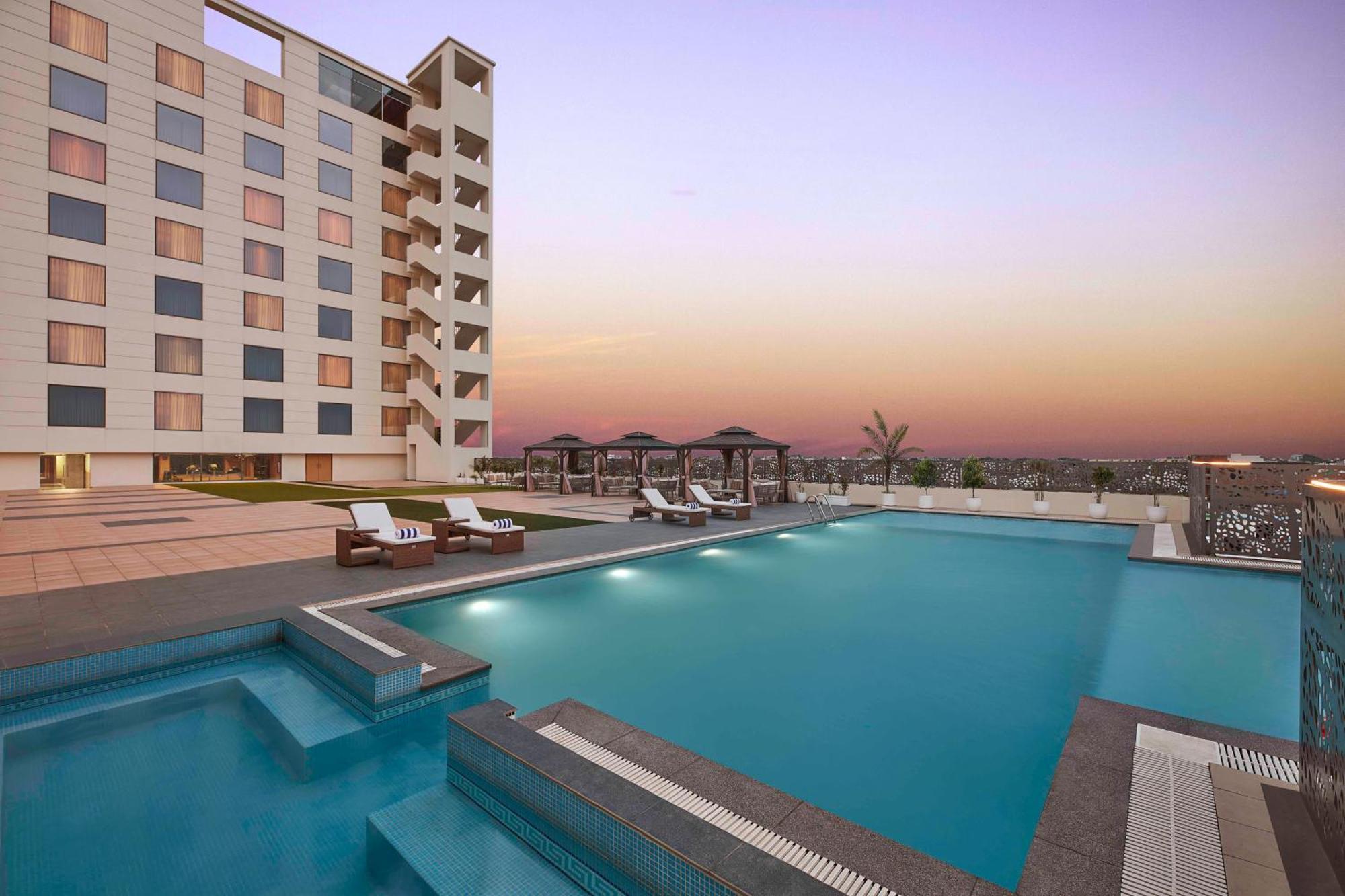 Doubletree By Hilton Varanasi Exterior foto
