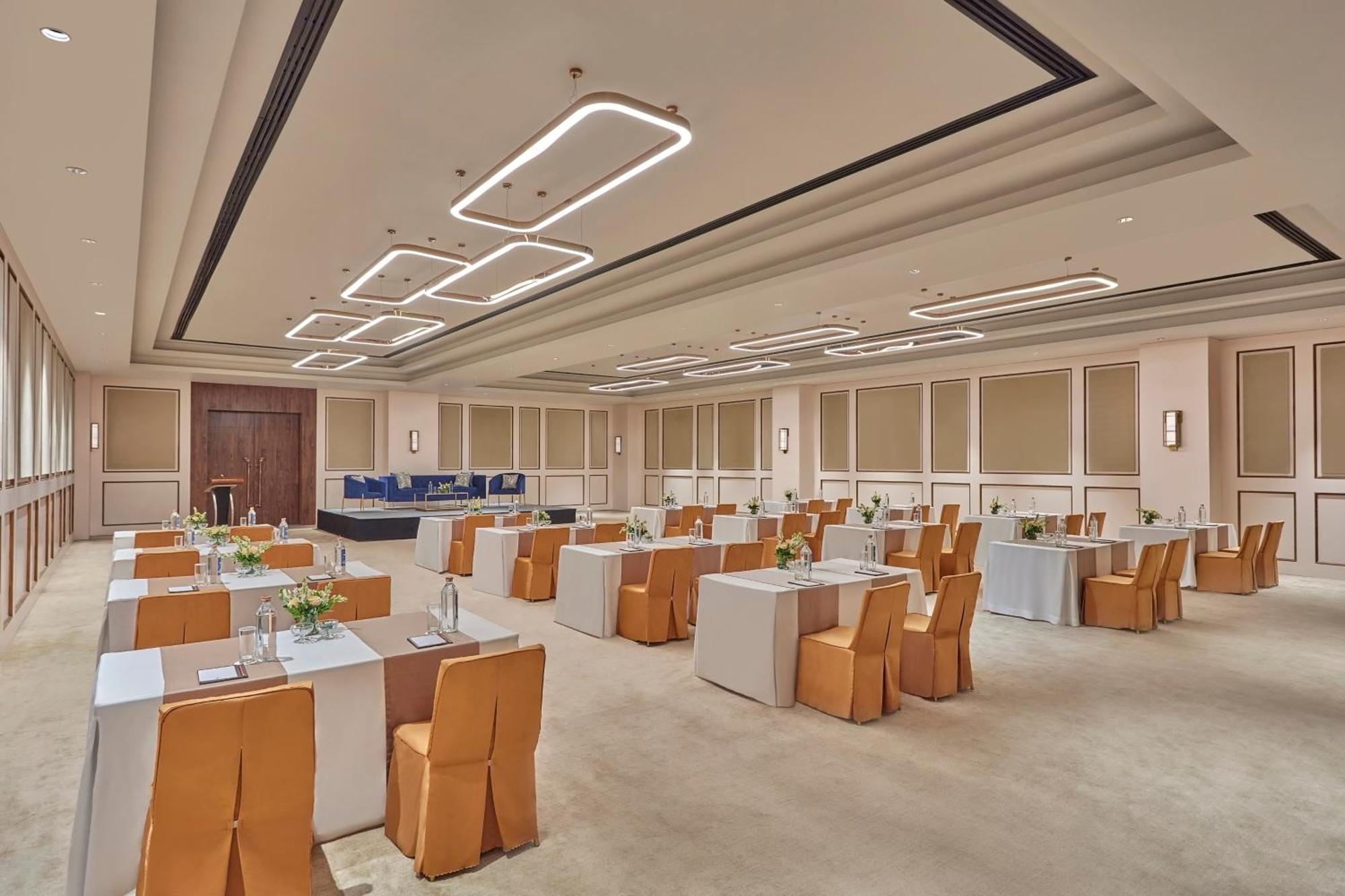 Doubletree By Hilton Varanasi Exterior foto